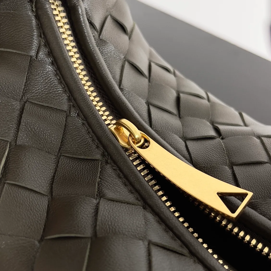 Batch 1120 Bottega veneta͙.——The latest braided and knotted hobo🔥 The top-grade lambskin leather is very soft, the bag shape is unique, practical and durable. It retains the traditional weaving elements while being a bit more flamboyant ~ Made of hand-woven sheepskin, zipper opening and closing, curved seamless structure, effortless to match. Highly recommended⚠️⚠️⚠️ The highest-end in the market🌈 Welcome to compare [Factory equipped with full package] size: 23x15x5cm.   Model: 651876